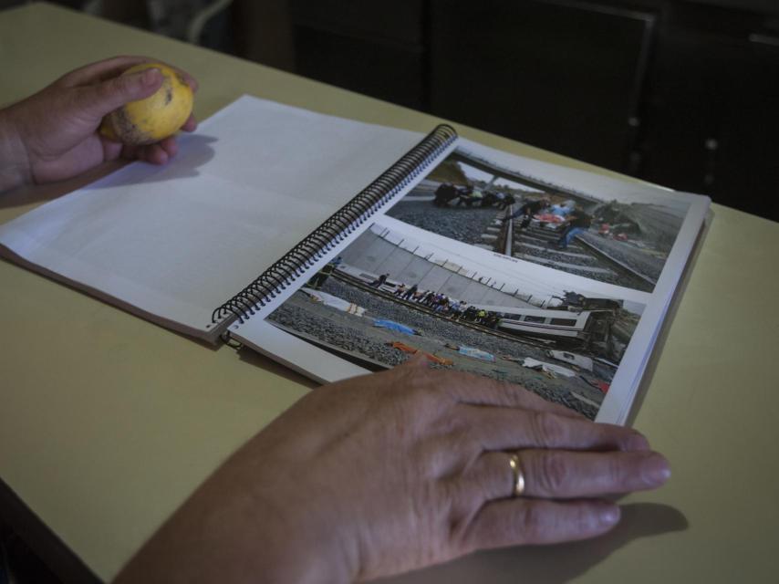 Pilar tiene en el bar Tere una carpeta con imágenes del día del accidente.