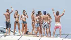 Alessandra Ambrosio con sus amigos en Ibiza.