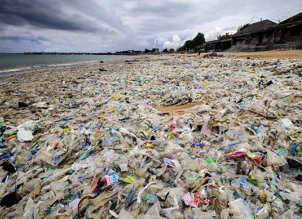 plasticos en la isla de bali