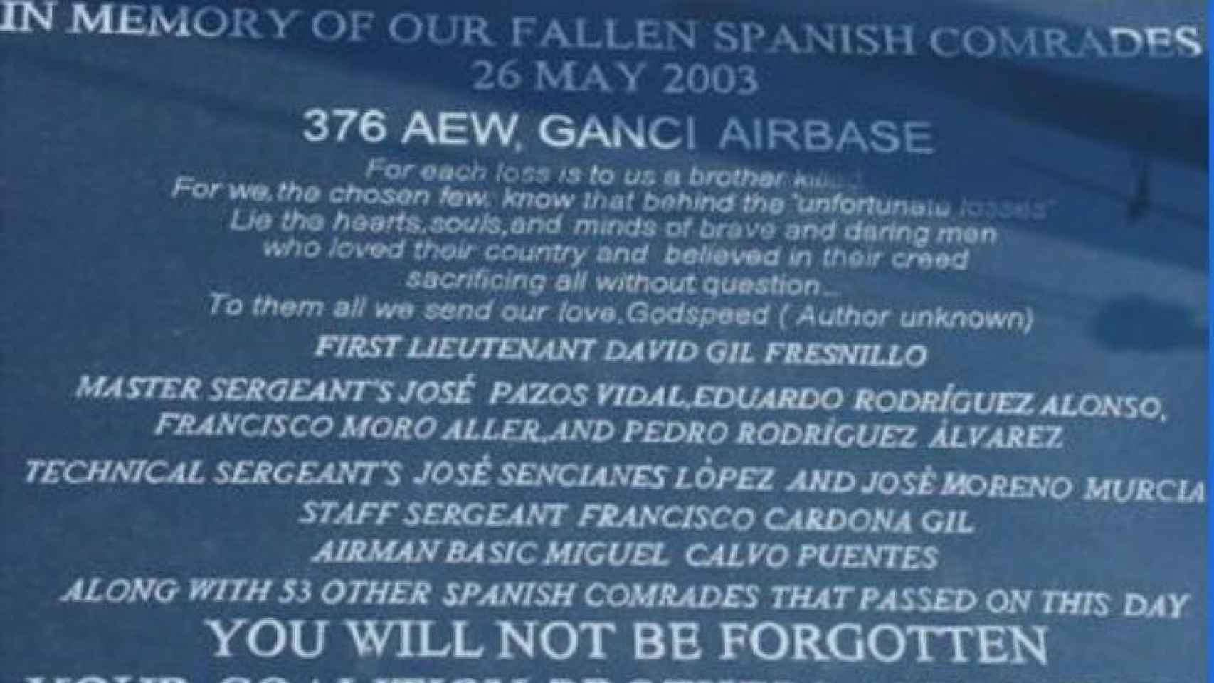 La placa del Ejército americano en homenaje a las víctimas del Yak-42.