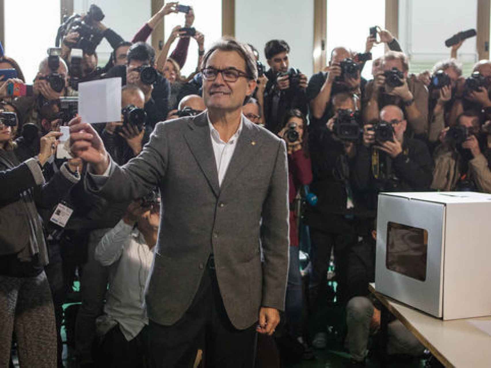 Artur Mas, votando en una caja de cartón el 9N