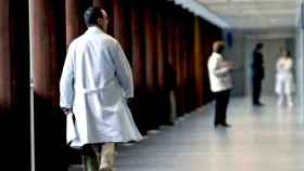 Médicos en el pasillo de un hospital en Cataluña