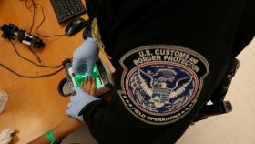 Una mujer pide asilo en EEUU en la frontera sur.
