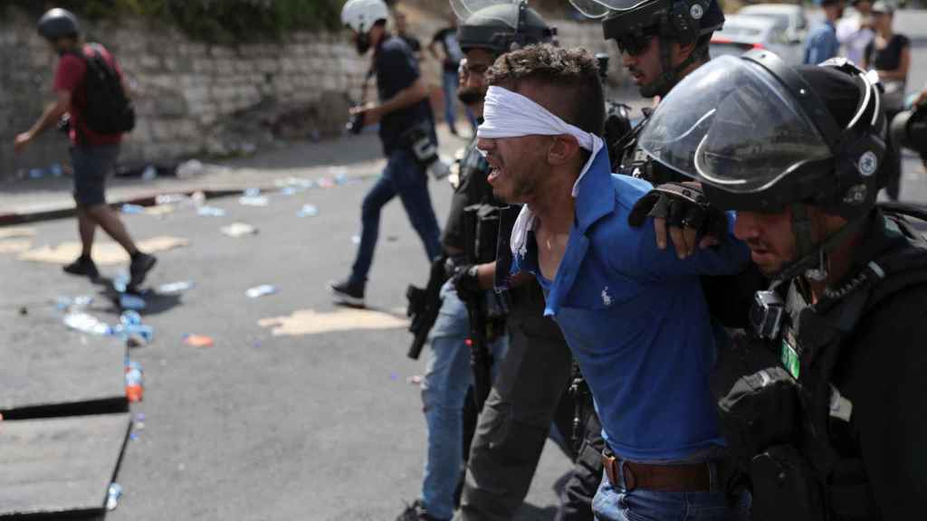 Agentes de la policía de Israel detienen a un manifestante palestino