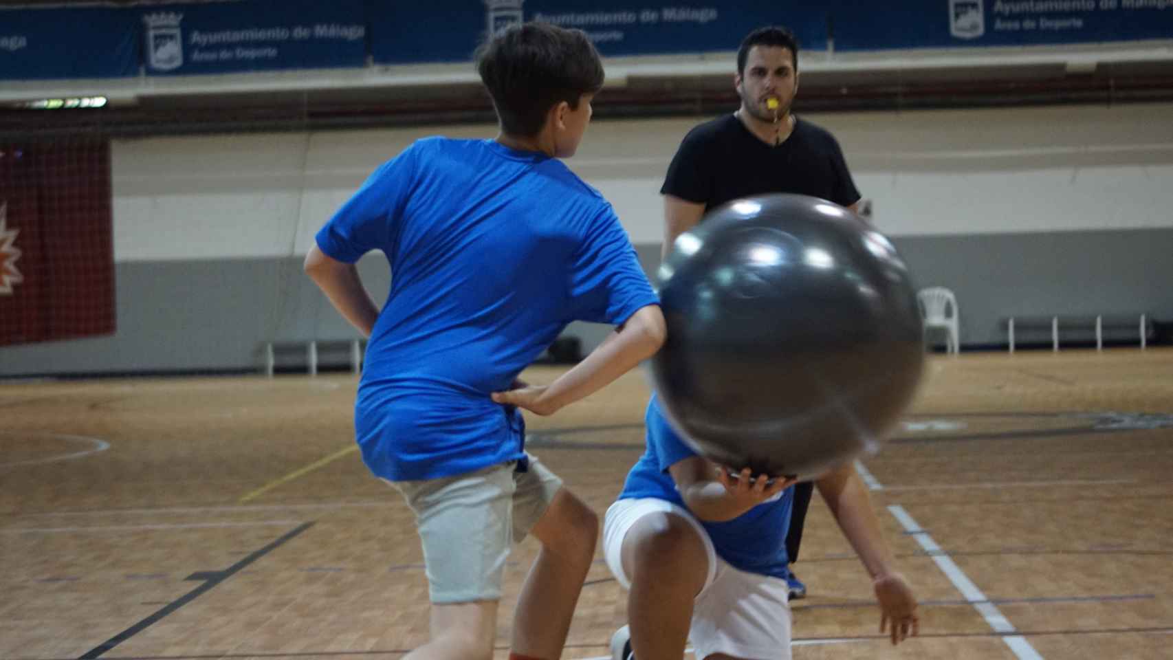 Norberto Domínguez, creador del baloncodo, también ejerce de árbitro.