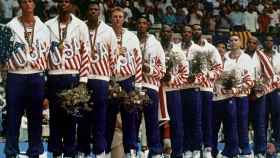 El Dream Team al recibir el oro olímpico del 92.