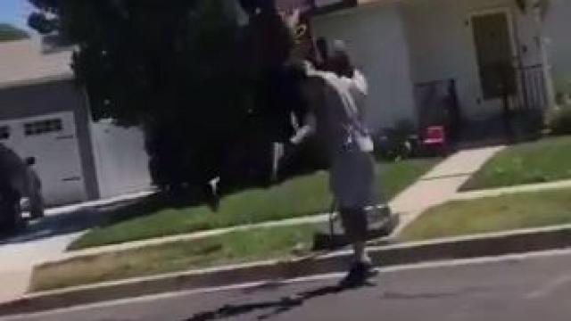 Jaylen Brown y su versión del #DriveByDunkChallenge.