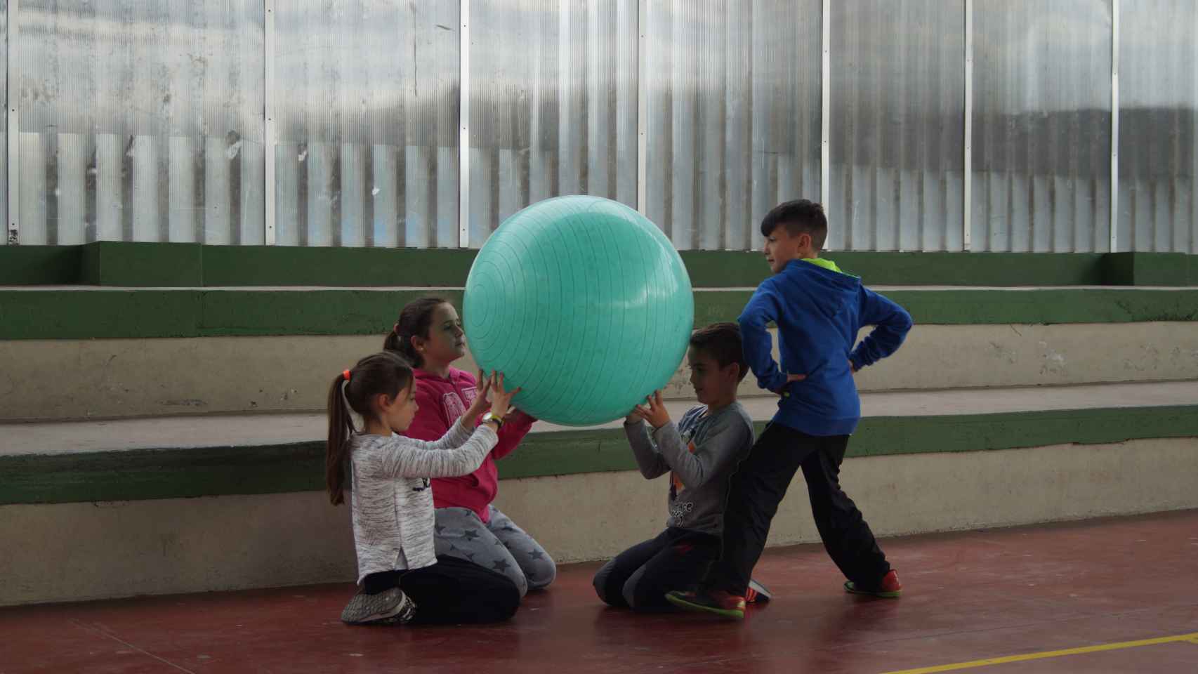 Niños juegan al baloncodo.