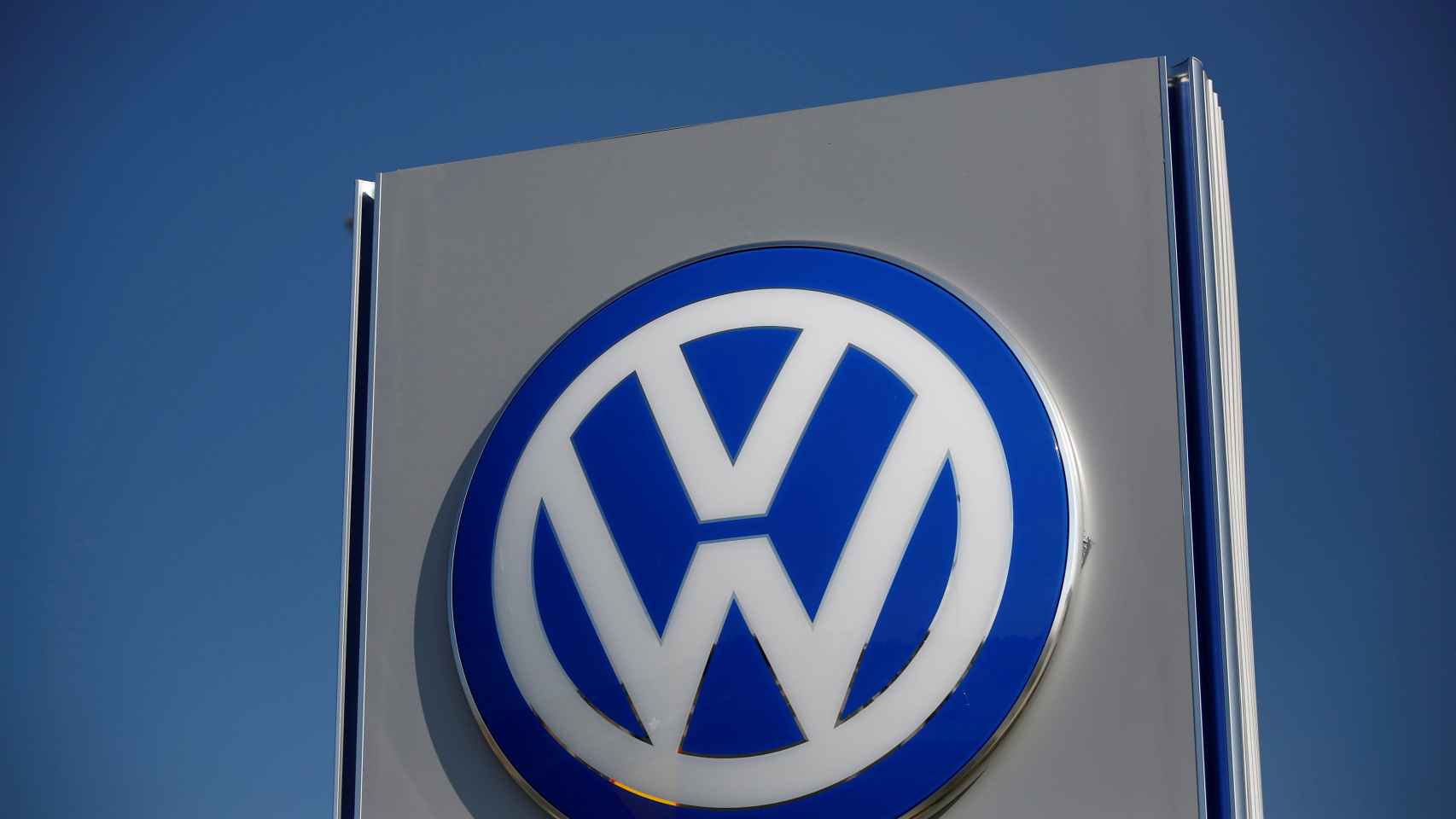 El logo de Volkswagen en una imagen de archivo.