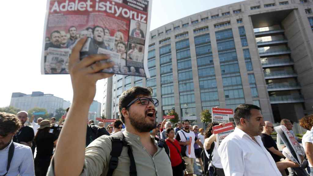Un hombre muestra una copia del periódico Cumhuriyet durante la concentración