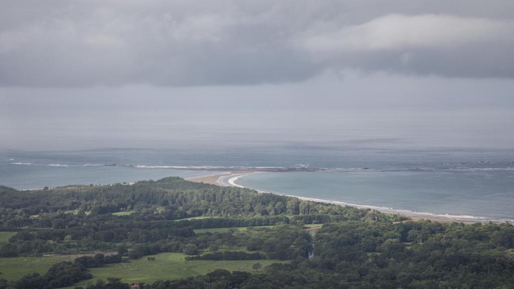 Punta Uvita, con forma de cola de ballena, es el lugar más característico del parque que se puede ver cuando la marea está baja.