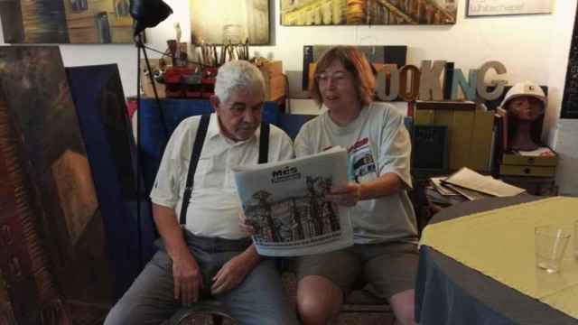 Pasqual Maragall mira la portada de un diario junto a su amiga y ex jefa de prensa Àngela Vinent.