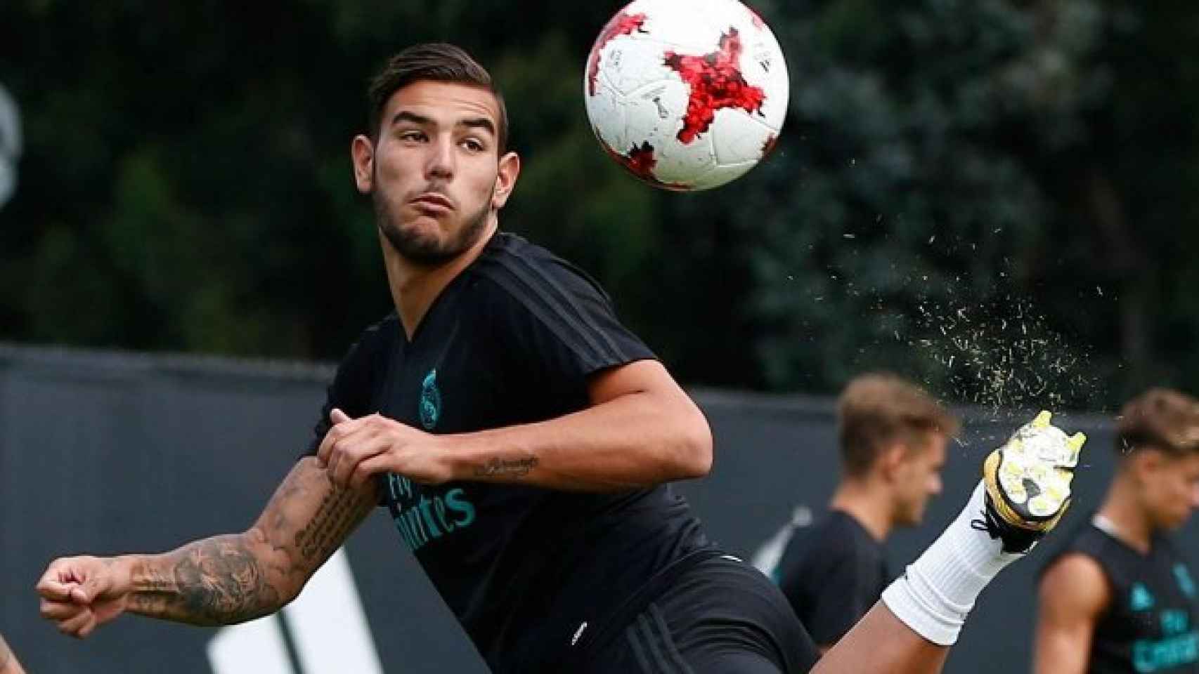 Theo Hernández controla un balón con la espuela