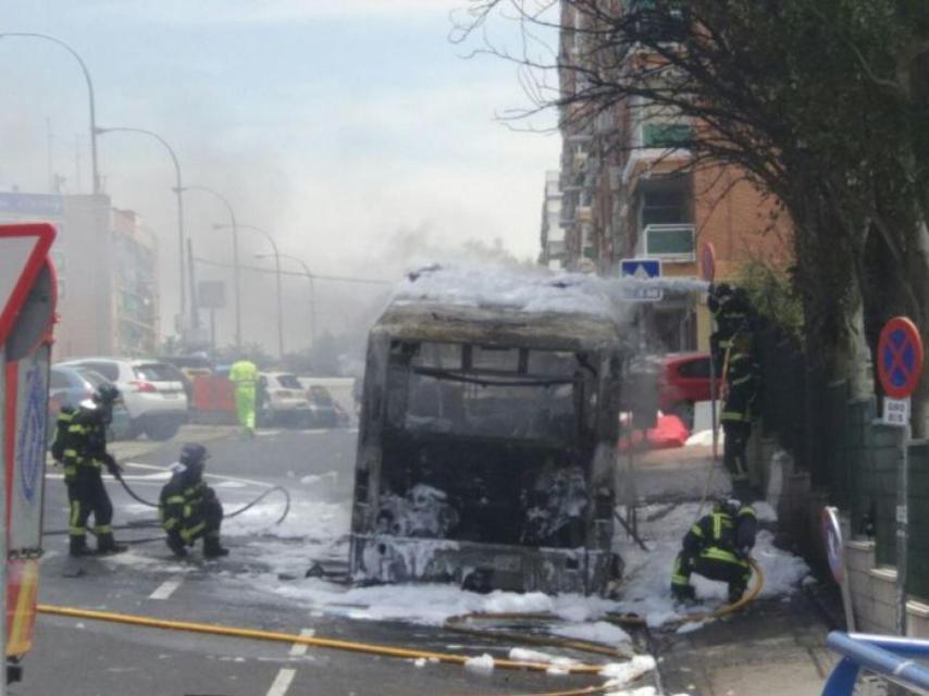 Los bomberos en las labores de extinción del incendio del autobús calcinado el 17 de julio.