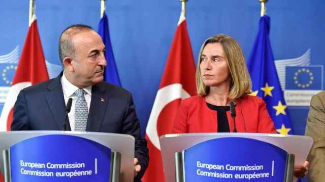 La jefa de la diplomacia de la UE, Federica Mogherini, y el ministro turco, Mevlut Cavusoglu