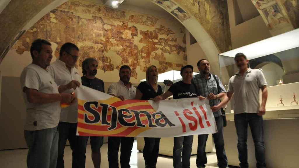 Los habitantes de Sijena se manifestaron en el Museu de Lleida reivindicando que les devuelvan sus obras de arte