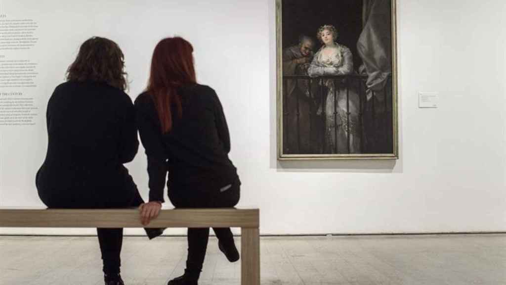 Dos visitantes contemplan la obra de Goya incluida en la exposición del Bellas Artes de Bilbao.