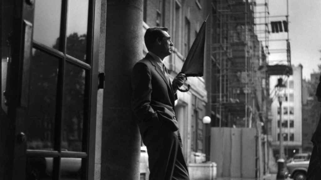 La famosa imagen de Cary Grant esperando que la lluvia cesase. | Foto: Getty Images.