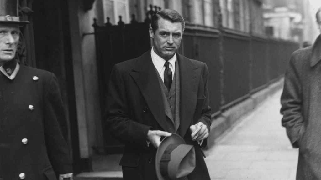 El actor en la ciudad de Londres, con un abrigo en negro de solapas anchas. | Foto: Getty Images.