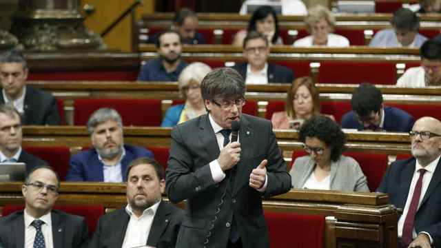 El presidente de la Generalitat, Carles Puigdemont, durante el pleno del Parlament.