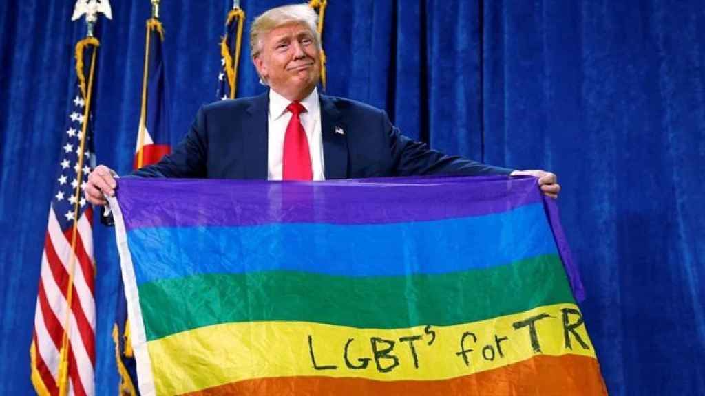 Trump con la bandera LGTB en una imagen de archivo.