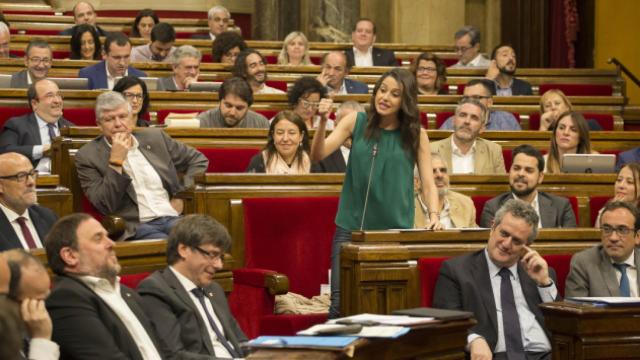 Inés Arrimadas se dirige a Puigdemont en un pleno del Parlament