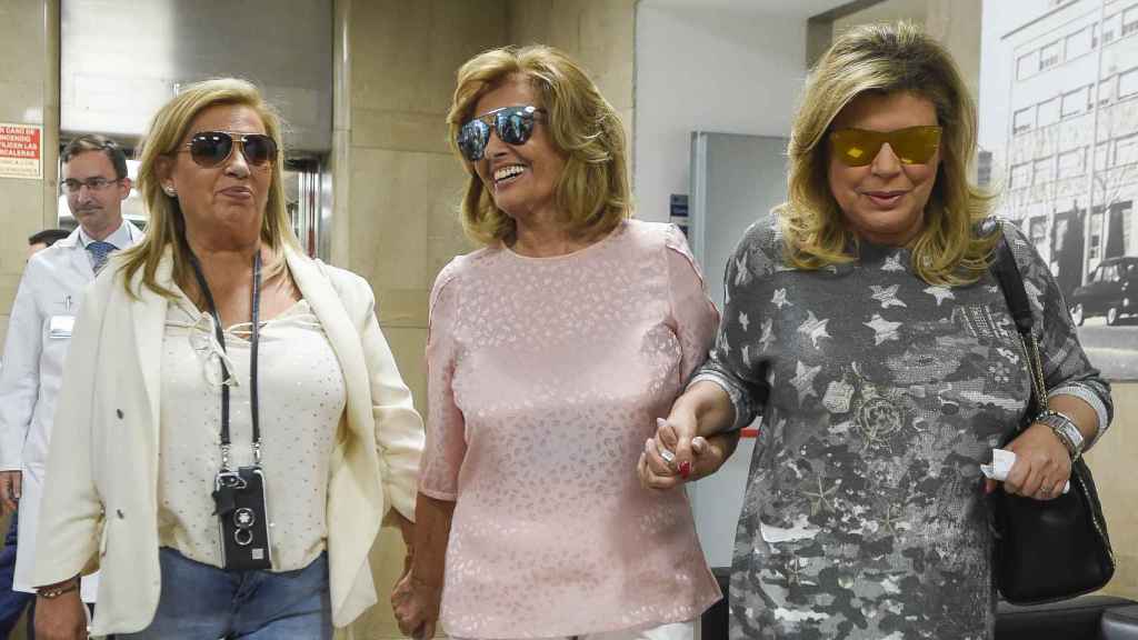 Maria Teresa Campos con sus hijas Terelu y Carmen Borrego a la salida del hospital Fundación Jiménez Díaz.