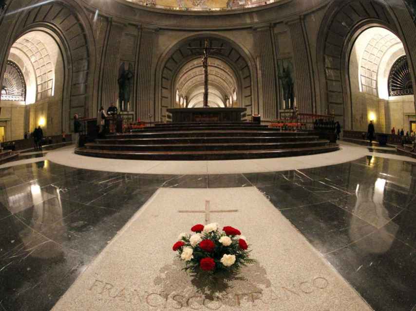 Interior de la basílica del Valle de los Caídos, con la tumba de Franco.