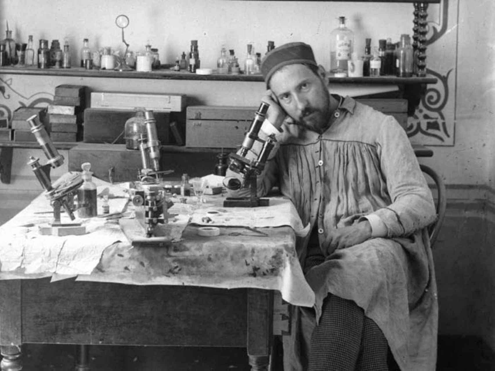 Ramón y Cajal junto a un microscopio en su laboratorio.