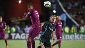 Danilo luchando por un balón con Luka Modric.