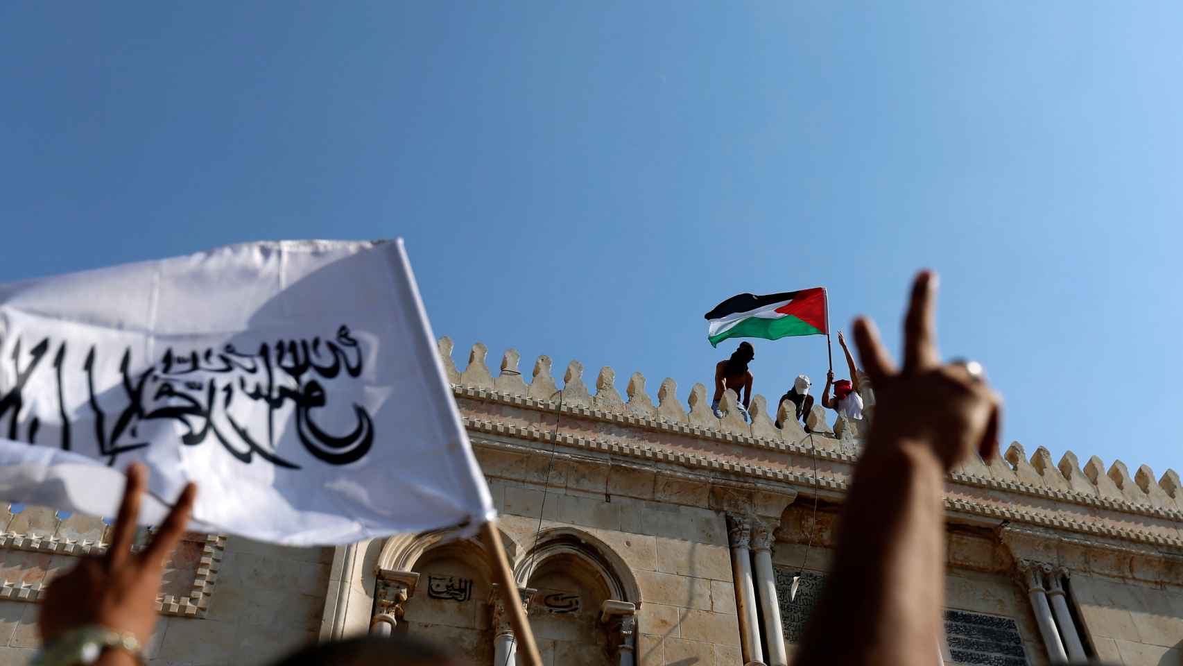 Un grupo de palestinos con su bandera en la mezquita