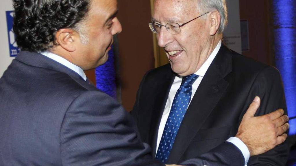 Fernando Yarza López-Madrazo saluda a Manuel Pizarro.