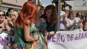 Juana Rivas, arropada por sus vecinas, muy emocionada, horas antes de desobedecer la resolución judicial que le obliga a entregar a sus hijos un año después de huir del hogar familiar.