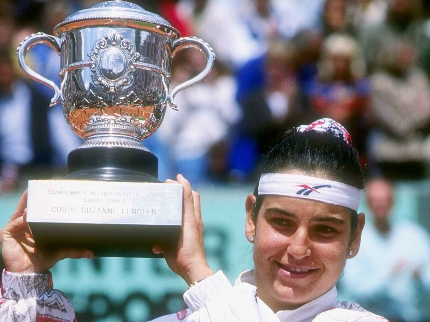 Arantxa Sánchez Vicario con uno de sus títulos de Roland Garros.