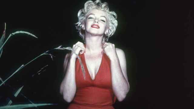 La actriz era fiel al escote en V y los labios rojos. | Foto: Getty Images.