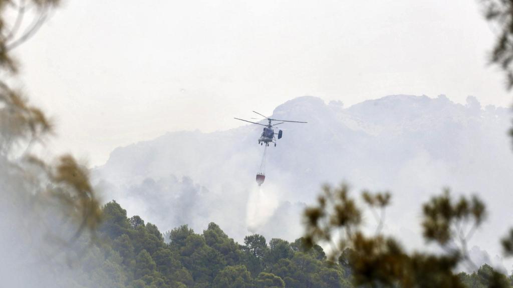 Uno de los helicópteros que está participando en las labores de extinción del fuego.
