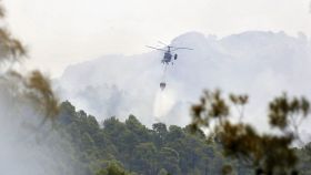 Uno de los helicópteros que está participando en las labores de extinción del fuego.