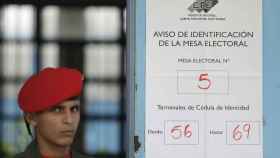 Un soldado vigila en un centro de votación en Caracas