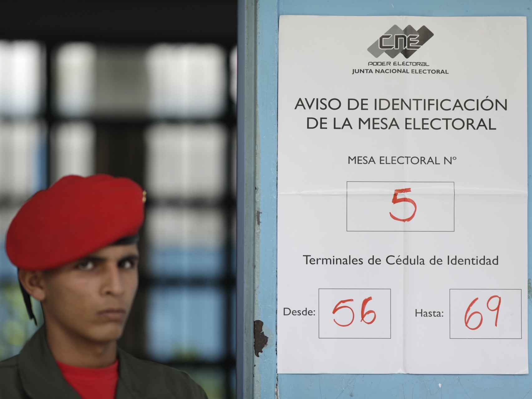 Un soldado vigila en un centro de votación en Caracas