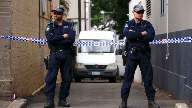 Policías australianos durante la operación que ha conducido a los arrestos.