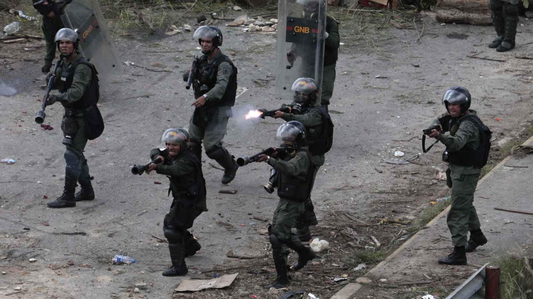 La Guardia Nacional Bolivariana se enfrenta a los manifestantes durante la votación de la Constituyente.