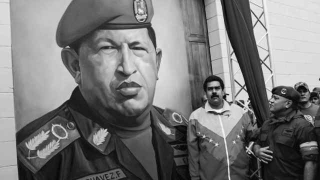Nicolás Maduro ante un mural de Hugo Chávez