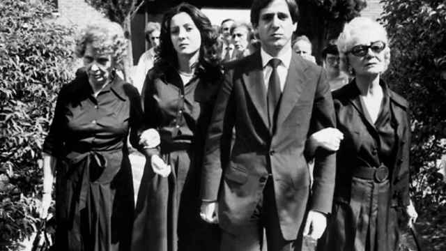 Myriam y Juan de la Sierra, hijos de los marqueses asesinados, durante el funeral de sus padres