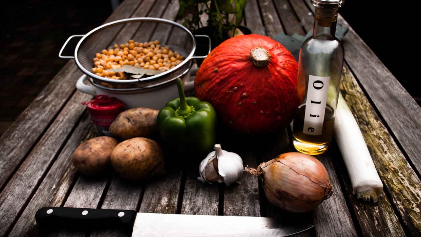 Legumbres, frutas, verduras o el aceite de oliva son algunos de los principales alimentos de la dieta mediterránea.