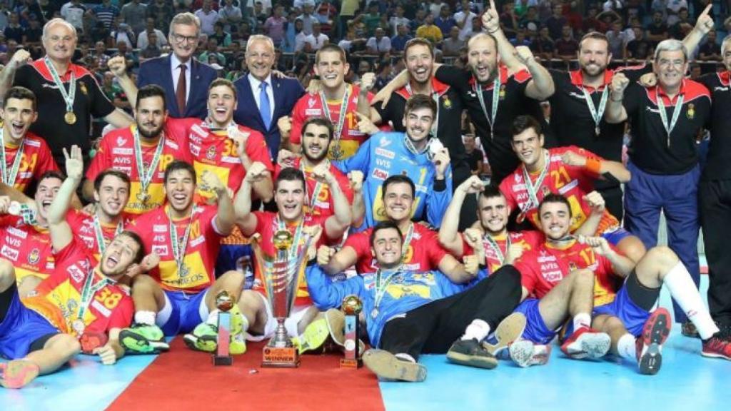 Los Hispanos júnior celebran el oro en el Mundial.