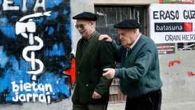 Dos ancianos en Alsasua, con fondo de pintadas de ETA. Villar López (Ap/ Gtres)