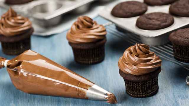 Decorating Chocolate Cupcakes With Frosting