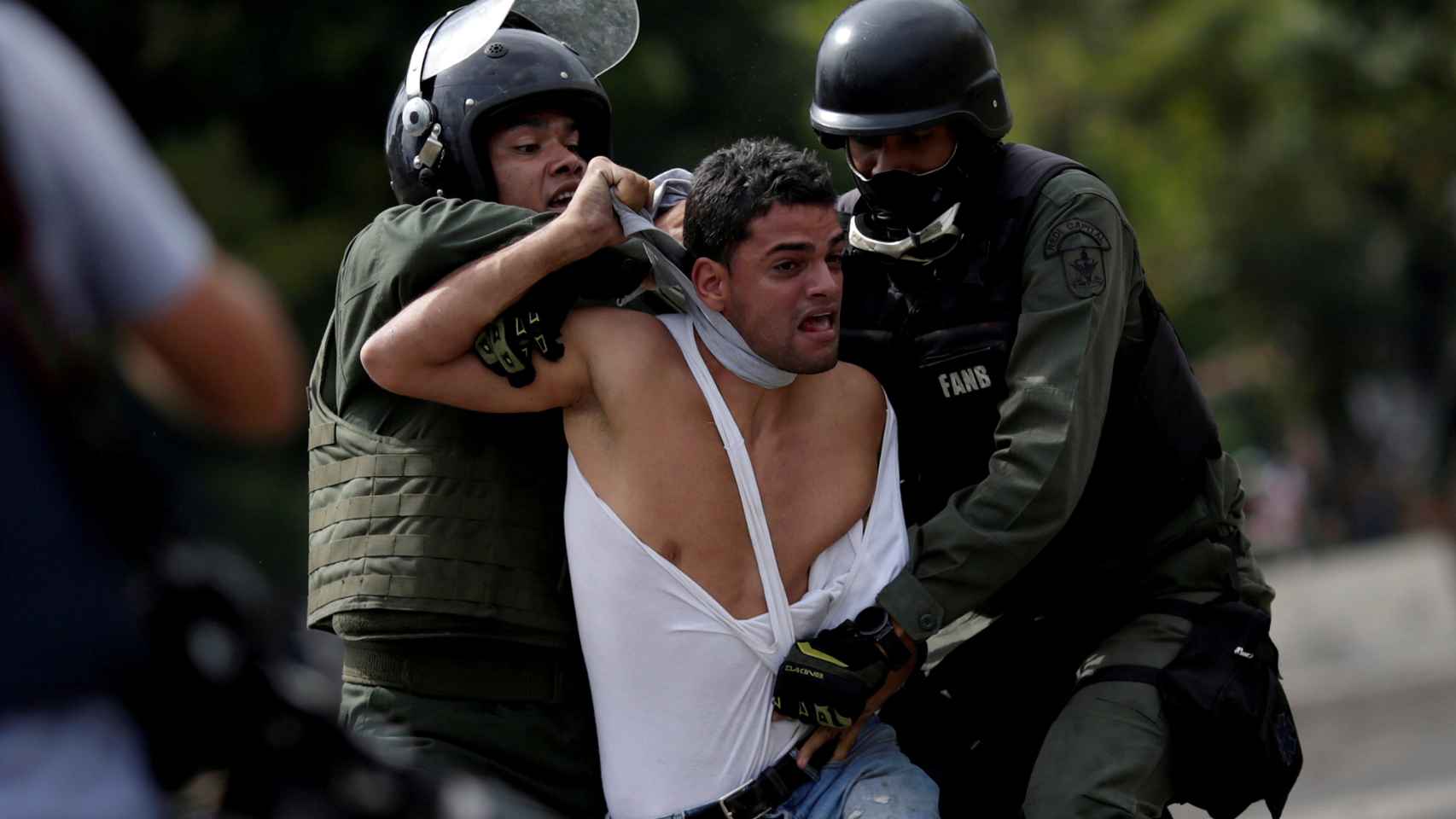 La policía venezolana detiene a un manifestante en una manifestación en Caracas