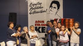 Familiares y amigos recibiendo el cuerpo de Kepa del Hoyo en Bilbao.