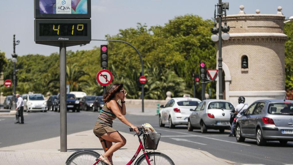 Un termómetro marca 41 grados de temperatura.